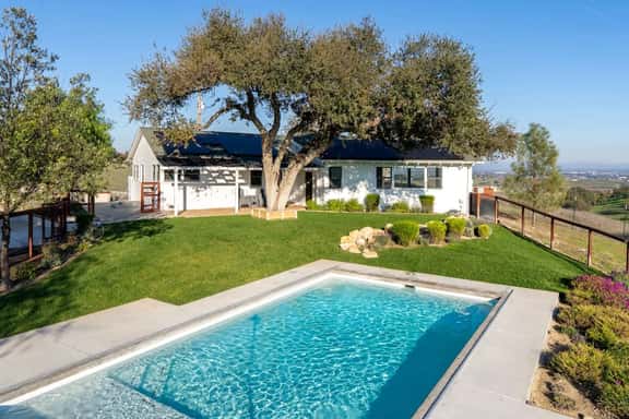 Paso Robles Wine Country Stay, Pool and Views - Image 1