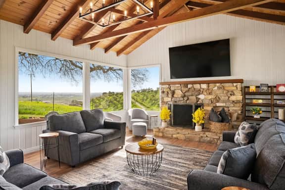 Paso Robles Wine Country Stay, Pool and Views - Image 3